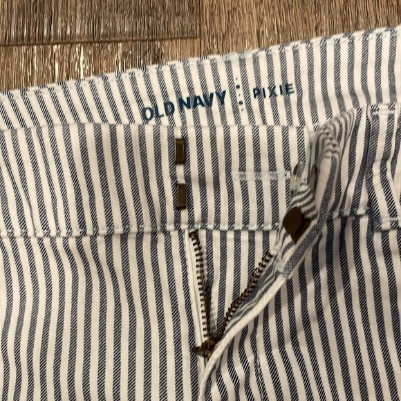 Old Navy Pixie Chino Railroad‎ Stripe Petite Pants - Picture 8 of 10